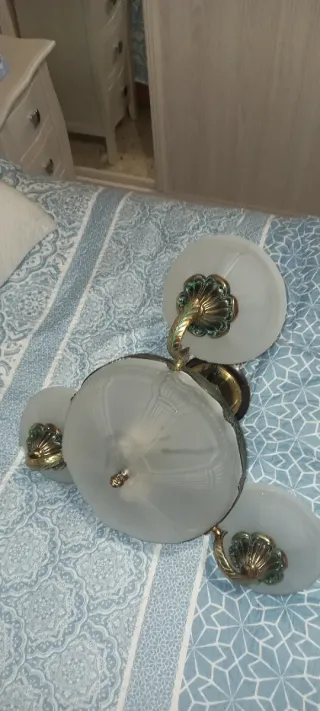 Lámpara de techo dorada y blanca