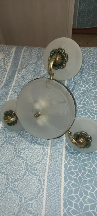 Lámpara de techo dorada y blanca