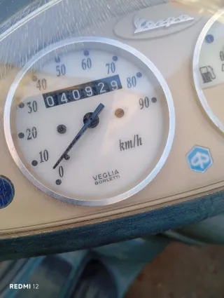 Vespa Scooter Blanca y Azul