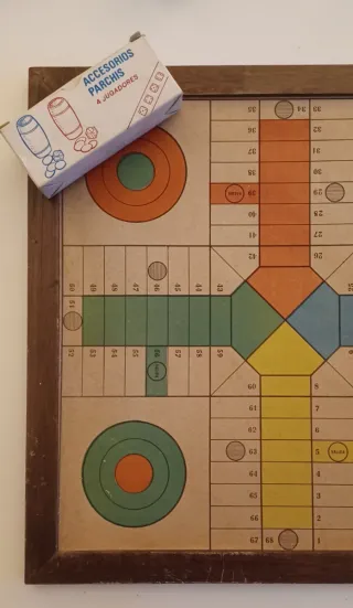 Tablero de Parchís, Halma  y cubiletes antiguo.
