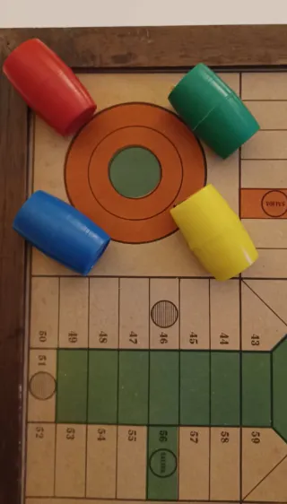 Tablero de Parchís, Halma  y cubiletes antiguo.