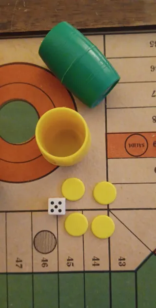 Tablero de Parchís, Halma  y cubiletes antiguo.