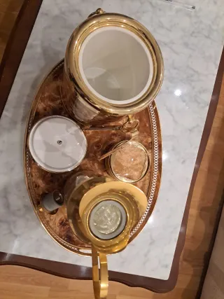 Bandeja, cubitera, termo y posavasos oro
