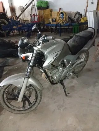 Yamaha 250 Naked Plata 2008