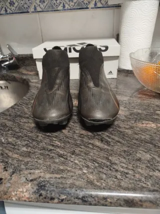 Botas fútbol multitacos sin cordones