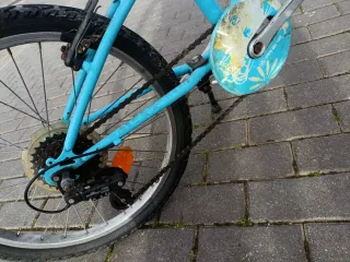 Bicicleta infantil azul y naranja con cambios