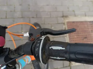 Bicicleta infantil azul y naranja con cambios