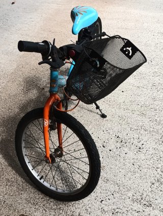 Bicicleta infantil azul y naranja con cambios
