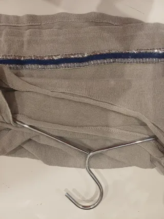 Jersey beige con lentejuelas y detalles azules