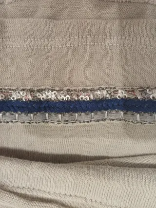 Jersey beige con lentejuelas y detalles azules