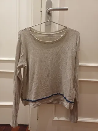 Jersey beige con lentejuelas y detalles azules