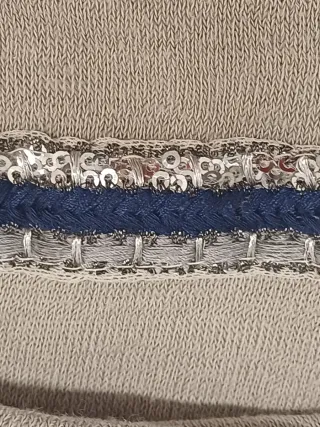 Jersey beige con lentejuelas y detalles azules