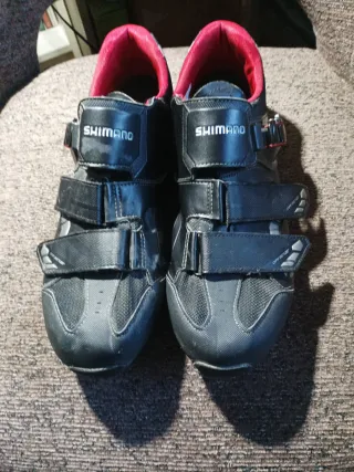 Pedales de bicicleta plateados.zapatillas Shimano.