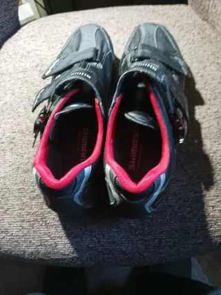 Pedales de bicicleta plateados.zapatillas Shimano.