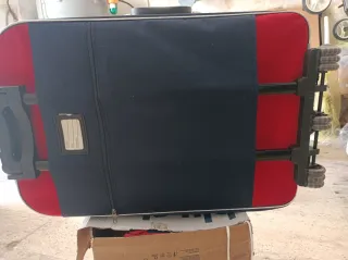 Valigia trolley blu e rossa con combinazione