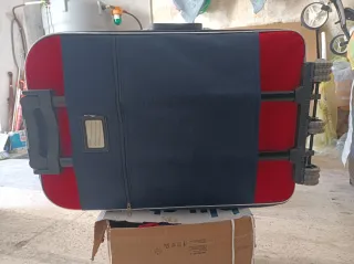 Valigia trolley blu e rossa con combinazione