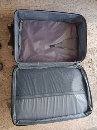 Valigia trolley blu e rossa con combinazione