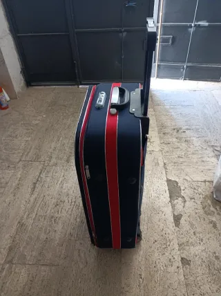 Valigia trolley blu e rossa con combinazione