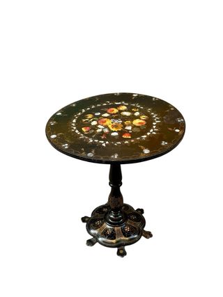 Mesa auxiliar/velador Circa 1.890.