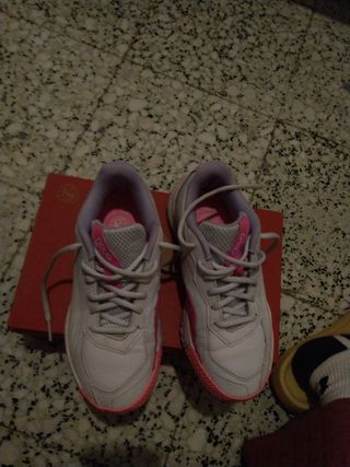 Tenis Puma blancos y rosas poco uso