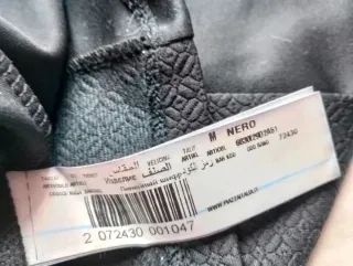 Tubino nero aderente dettaglio trapuntato