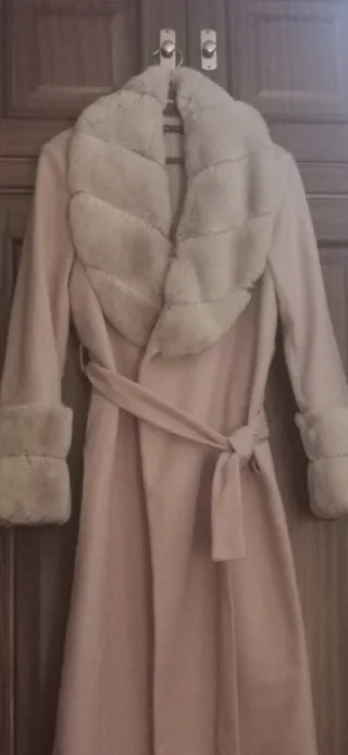 Abrigo rosa palo con cuello y puños de pelo