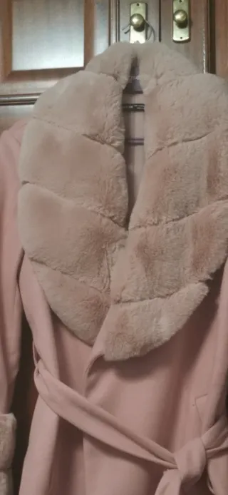 Abrigo rosa palo con cuello y puños de pelo