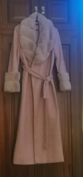 Abrigo rosa palo con cuello y puños de pelo