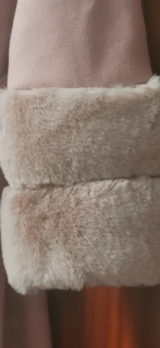 Abrigo rosa palo con cuello y puños de pelo