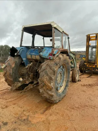 Tractor Ebro 6100 ST con pala Disponible para piez