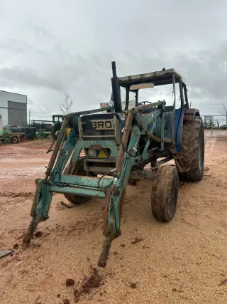 Tractor Ebro 6100 ST con pala Disponible para piez