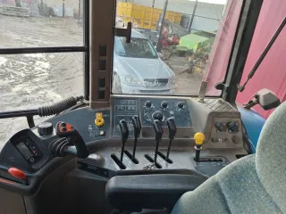 Tractor New Holland con pala Tenias B4