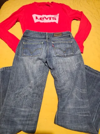 Conjunto Levi's Mujer Camiseta Roja y Vaqueros