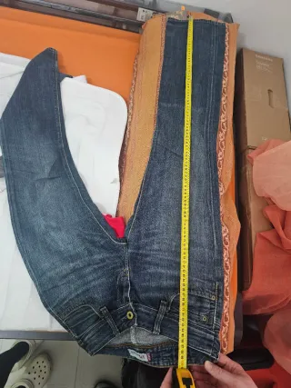 Conjunto Levi's Mujer Camiseta Roja y Vaqueros