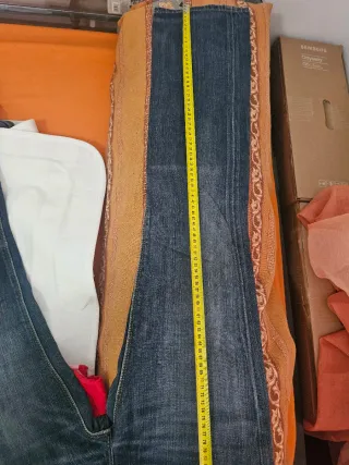 Conjunto Levi's Mujer Camiseta Roja y Vaqueros