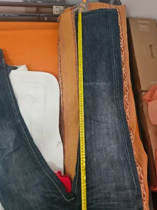 Conjunto Levi's Mujer Camiseta Roja y Vaqueros