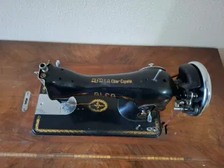 Máquina de coser Alfa antigua