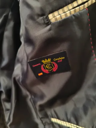 Americana con Botones Dorados