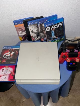 PS4 Bianca Edizione Speciale + 2 Controller e 6 Giochi