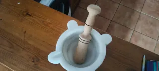 Mortero de mármol con mano de madera