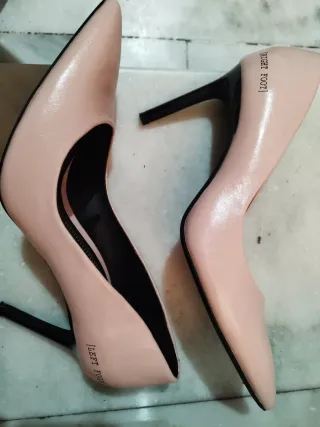 Zapatos de tacón rosa y negro