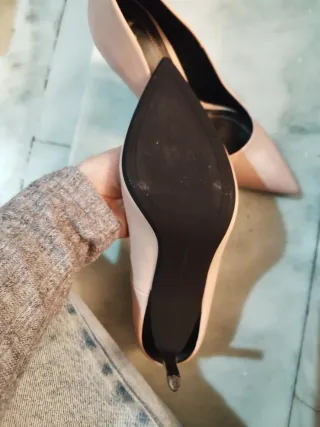 Zapatos de tacón rosa y negro