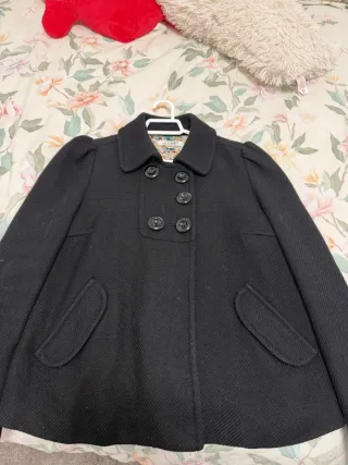 Abrigo rojo talla s y el negro talla m a 15e cada