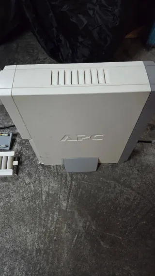 UPS APC Back-UPS RS 1000