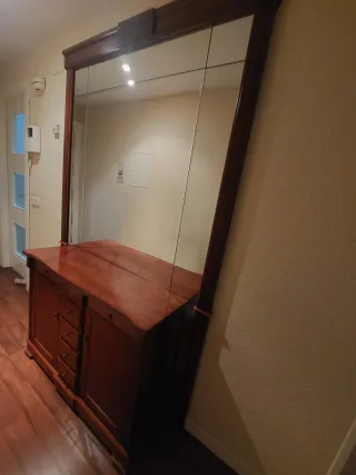 Mueble recibidor de madera con espejo