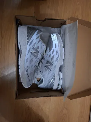 Zapatillas New Balance Plata y Blanco