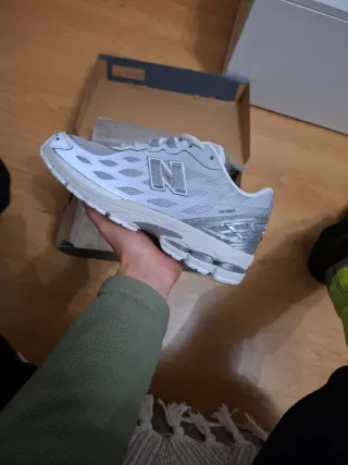 Zapatillas New Balance Plata y Blanco