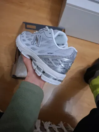 Zapatillas New Balance Plata y Blanco