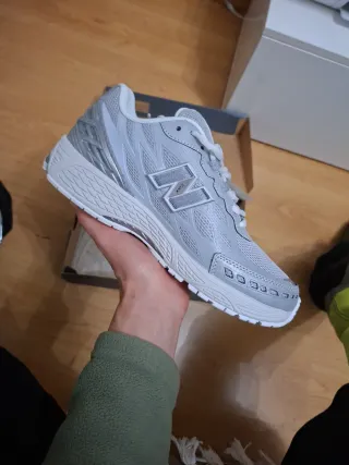 Zapatillas New Balance Plata y Blanco