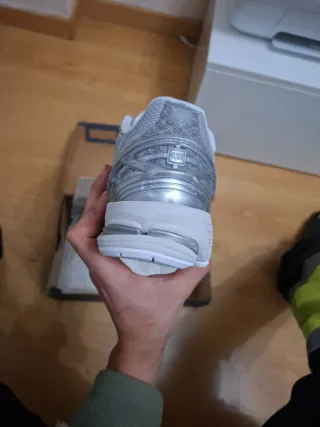 Zapatillas New Balance Plata y Blanco